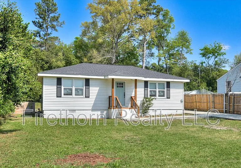 1006 Skyview Dr — Photo 3