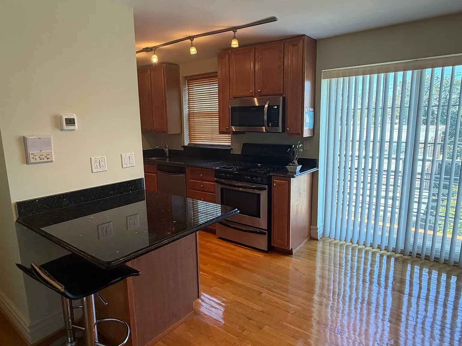 1 bed, 817 sqft, $1,600 — Photo 4