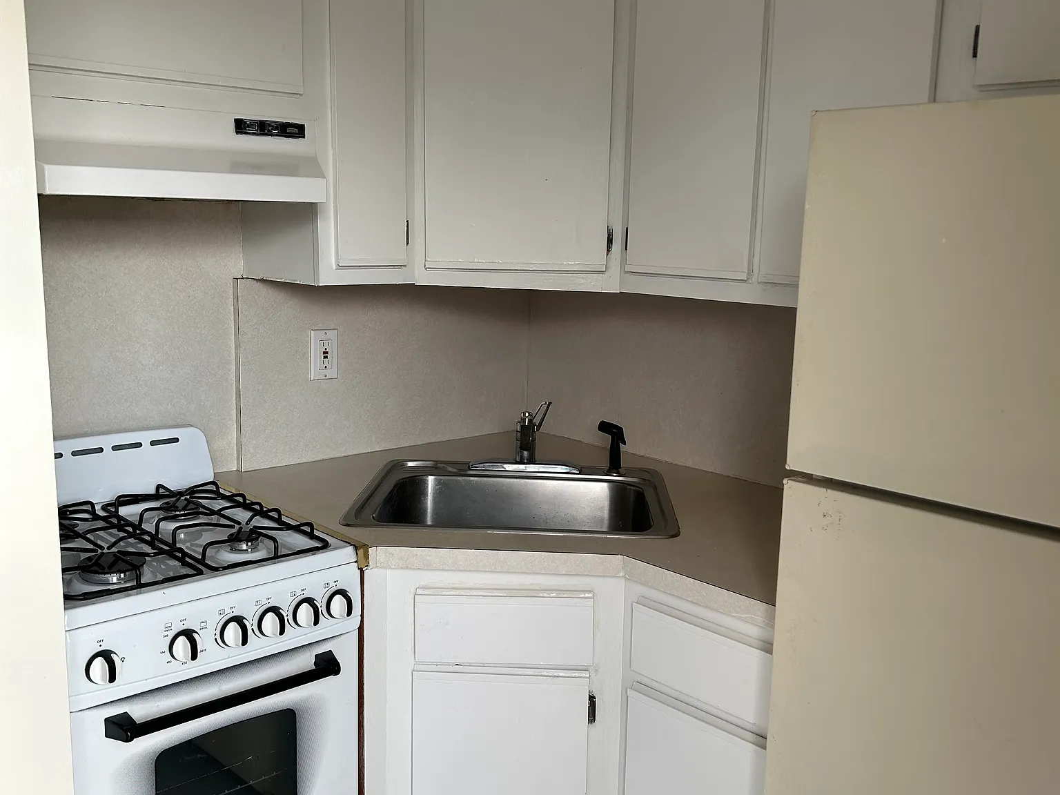 Studio, 425 sqft, $1,700 — Photo 2