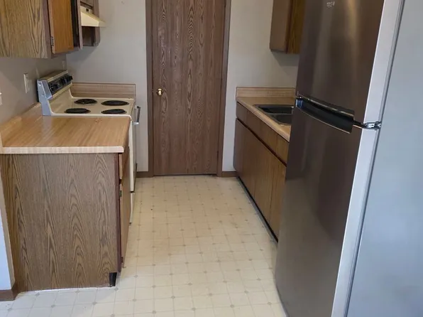Country Plaza Apartments, 355 E Eldora Rd APT 8, Hudson, IA 50643