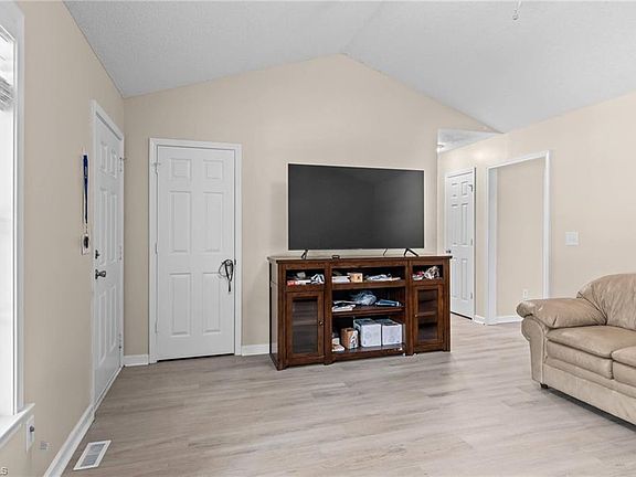 4th image of 14 Brandy Wine Dr