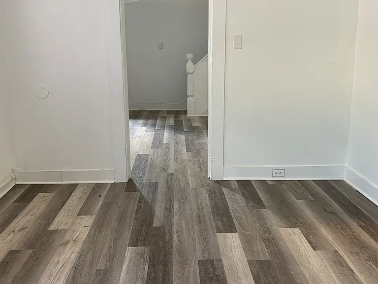 147 King George St — Photo 2