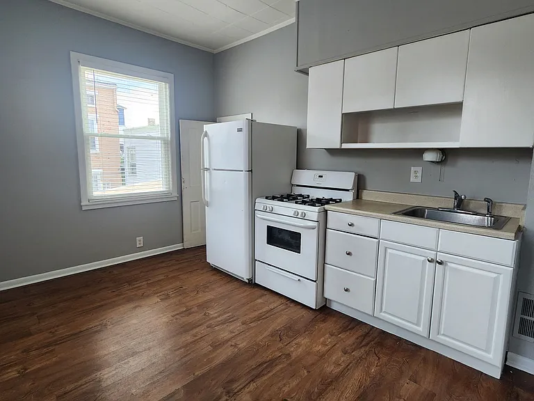 403 W 9th St #4 — Photo 1