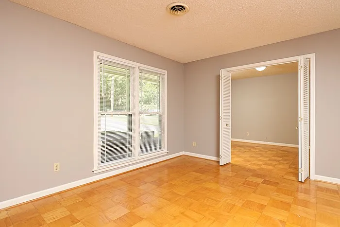 242 Kiefer Dr — Photo 2