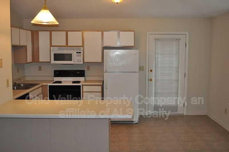 2 bed, 1.0 bath, 875 sqft, $1,050 — Photo 3