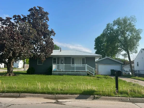 504 Lake Park Blvd, Muscatine, IA 52761