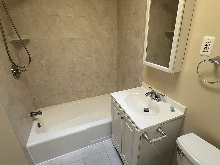 2025 N Lincoln St #113 — Photo 5