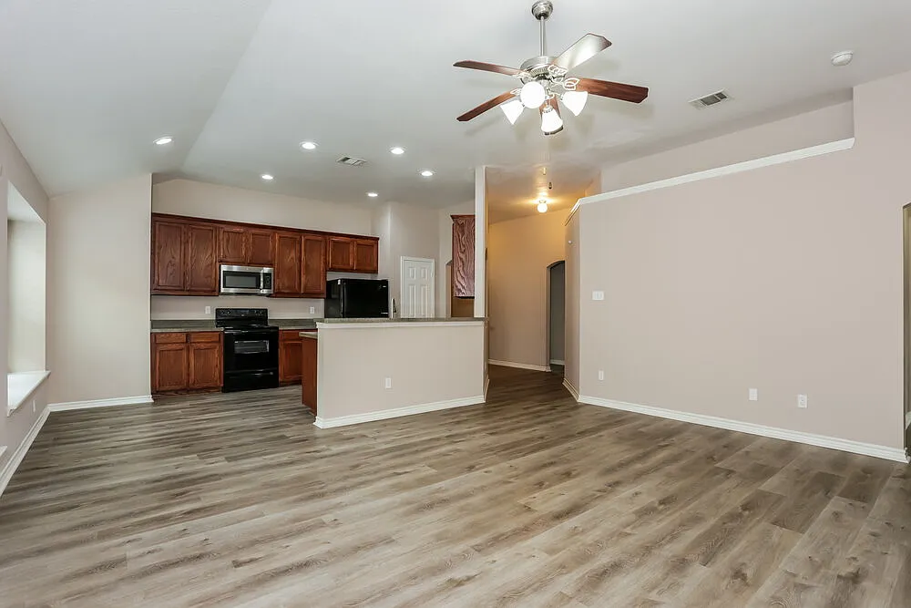 3 bed, 2.0 bath, 1626 sqft, $2,175 — Photo 4