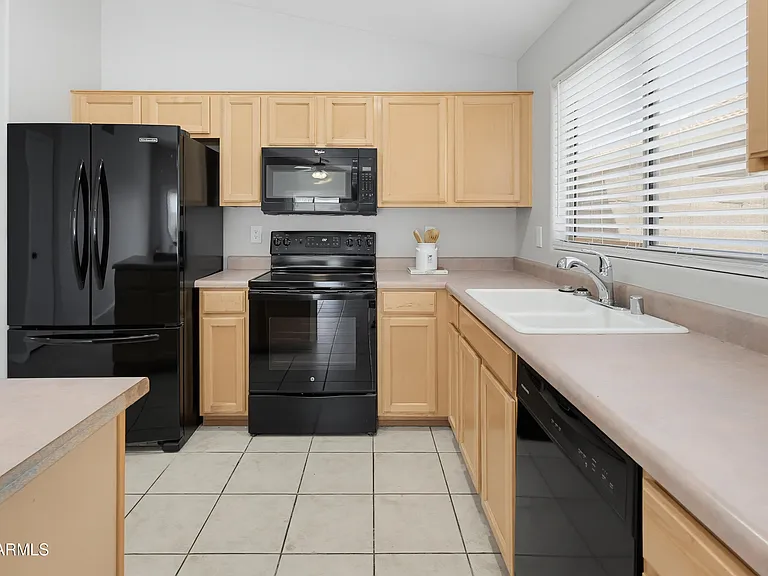543 W Grovers Ave — Photo 4