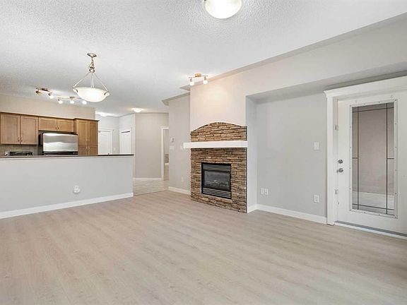 4th image of 20 E Discovery Ridge Close SW #101