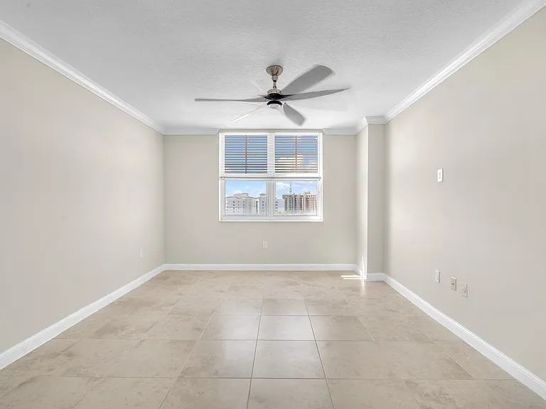 Royal Palm Apartments — Photo 38