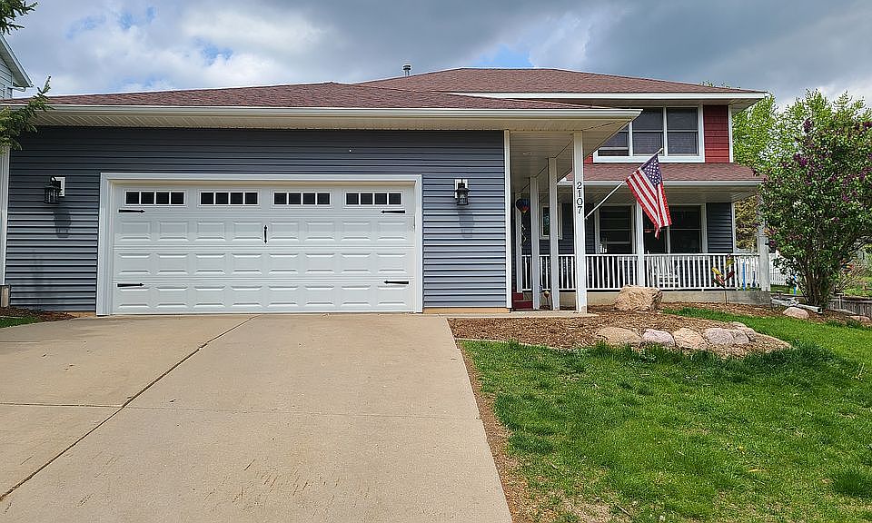 2nd image of 2107 Parkwood Hills Dr NE