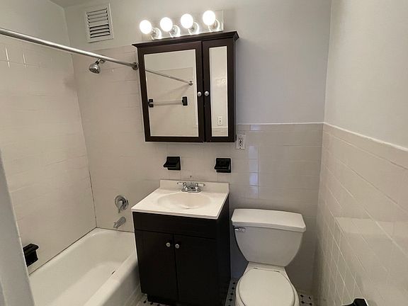 4th image of 55 W 70th St APT 4B