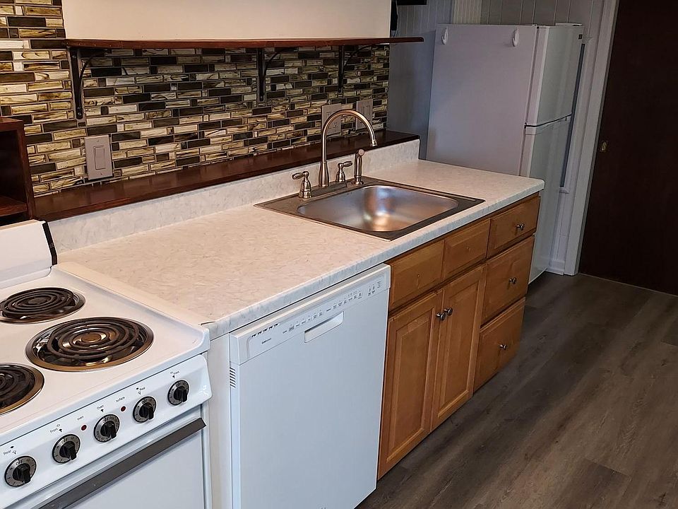 Cute kitchen with all amenities.