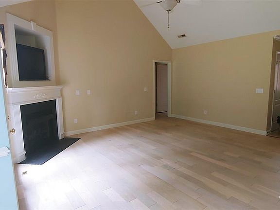 5th image of 417 Winchester Dr