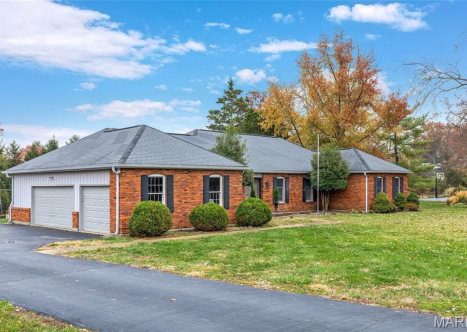 2nd image of 318 Pebble Valley Dr