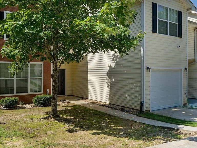 7683 Creekside Ln — Photo 2
