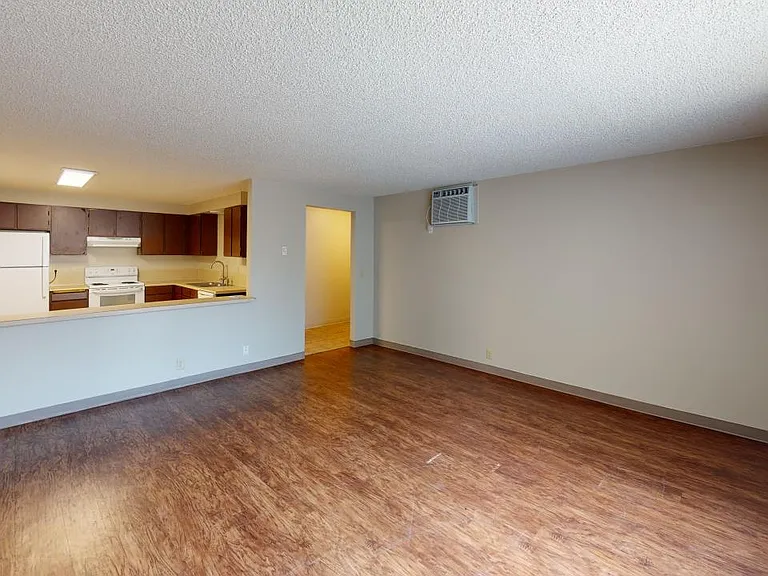 240 W Furnish Ave #5 — Photo 4