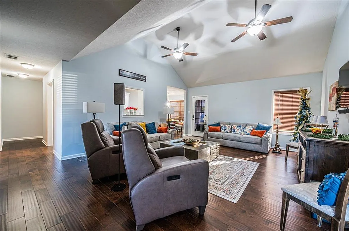 Building Photo - 5480 Green Ash Dr
