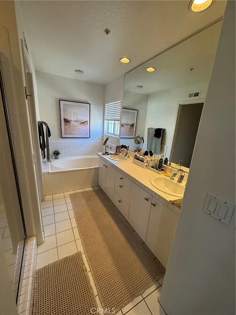 2 bed, 2.5 bath, 1347 sqft, $3,950 — Photo 2