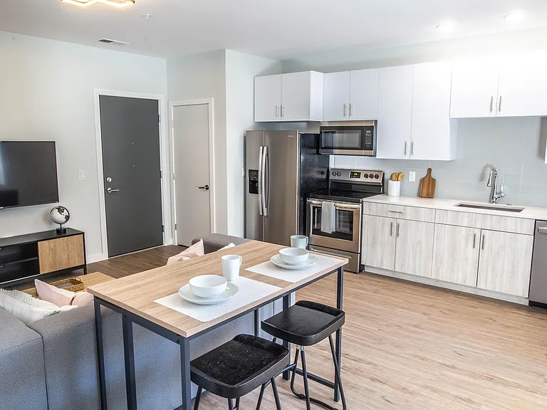 504 E Stoughton St — Photo 37