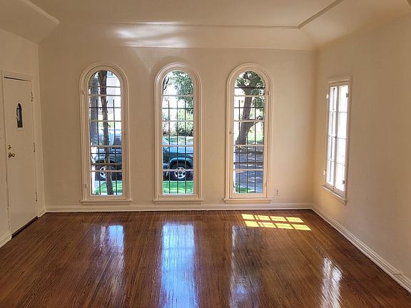 3rd image of 419 N Genesee Ave