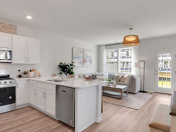 5th image of 240 Hermosa Dr