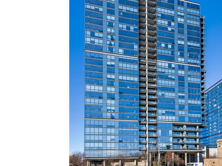 860 W Blackhawk St #1706 — Photo 1