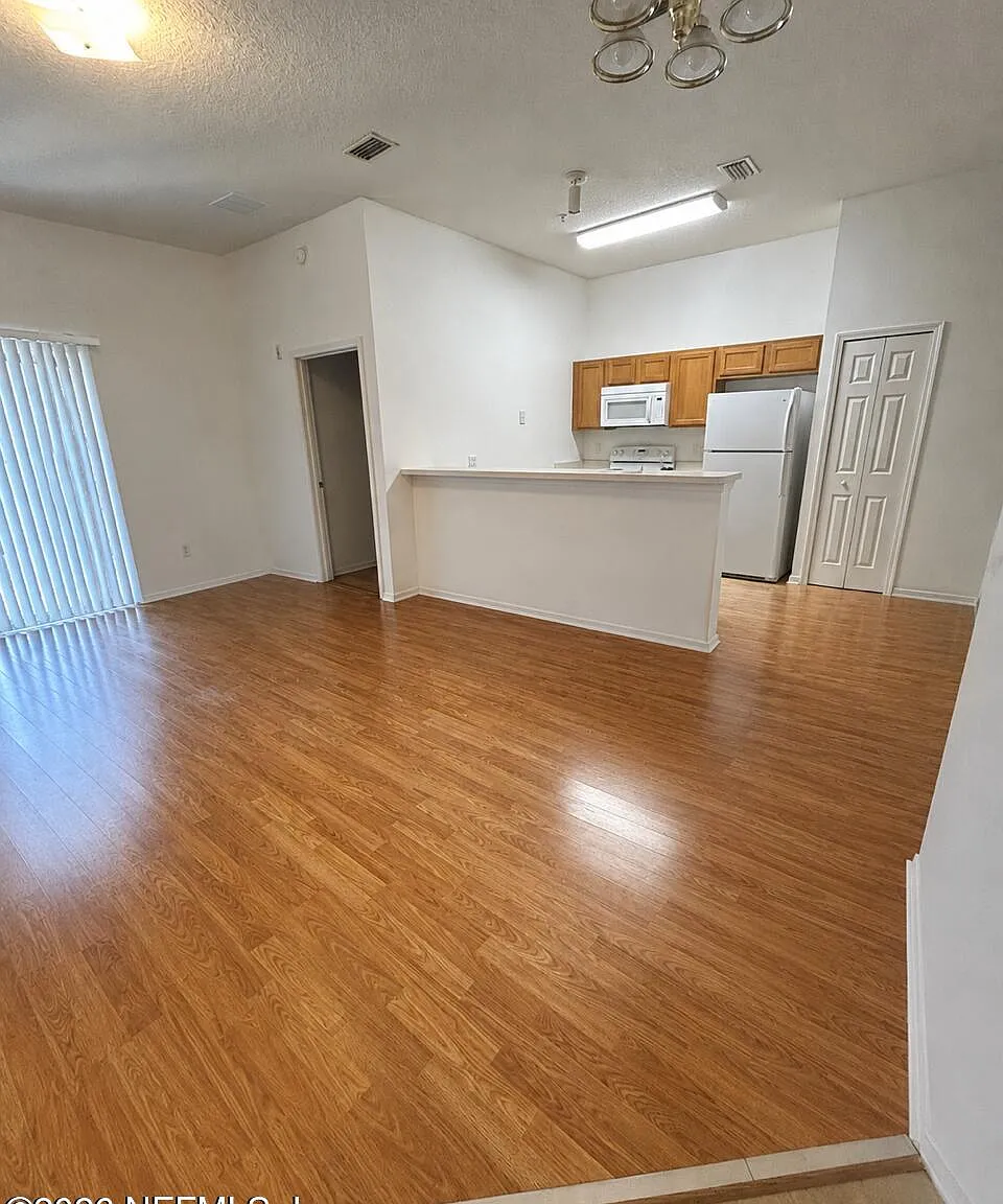 2 bed, 2.0 bath, 907 sqft, $1,200 — Photo 4