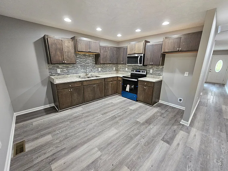 428 W Waggoner St — Photo 5