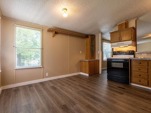 5th image of 203 Playmore St