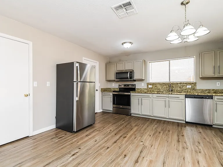650 E Woodsman Pl — Photo 8