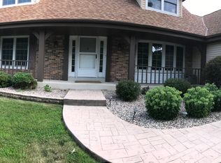 W332S4295 Saddleback Dr, Dousman, WI 53118