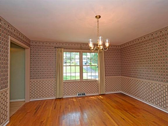 4th image of 1922 Bluebell Dr