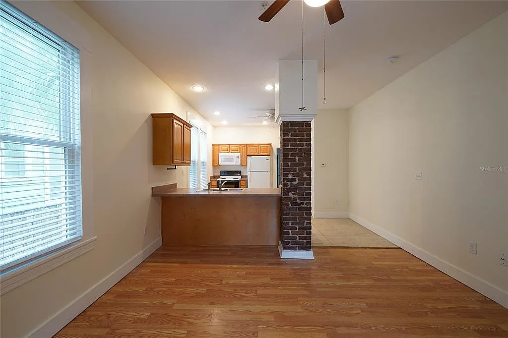 1 bed, 1.5 bath, 950 sqft, $1,900 — Photo 4
