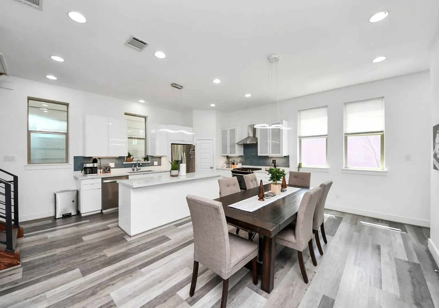EaDo Signature - East of Downtown Spacious Home — Photo 4