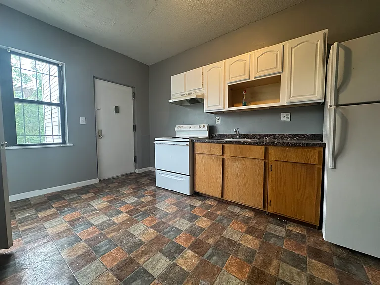 17 Ashley St #2R — Photo 5