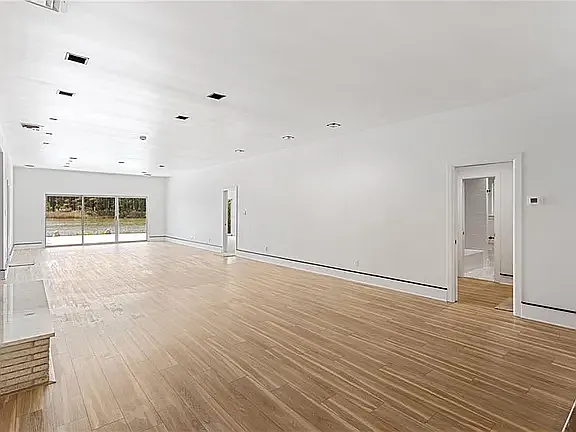 8516 Culfor Cres — Photo 16