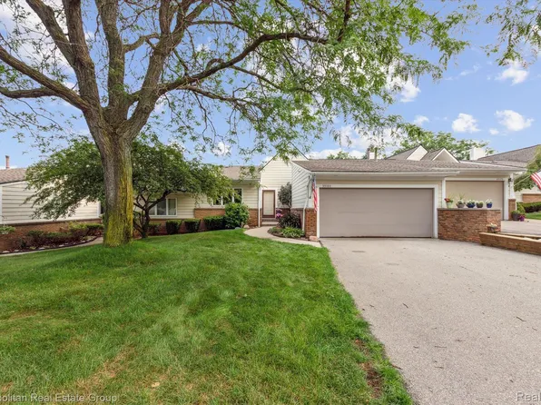 35180 Hillside Dr, Farmington, MI 48335