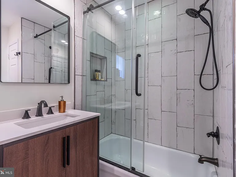 209 N 3rd St #3B — Photo 17