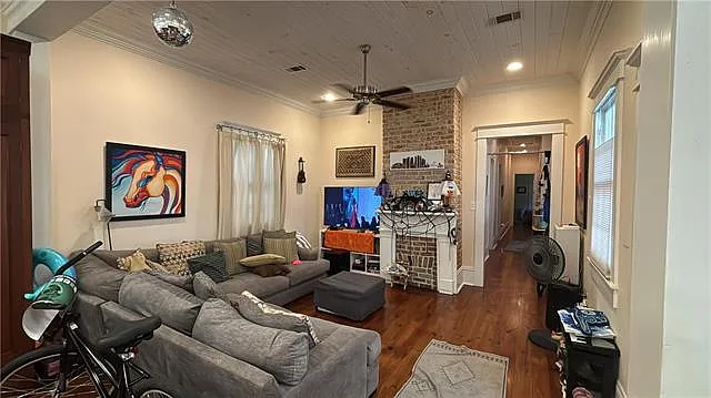 3 bed, 2.0 bath, 1608 sqft, $3,200 — Photo 3