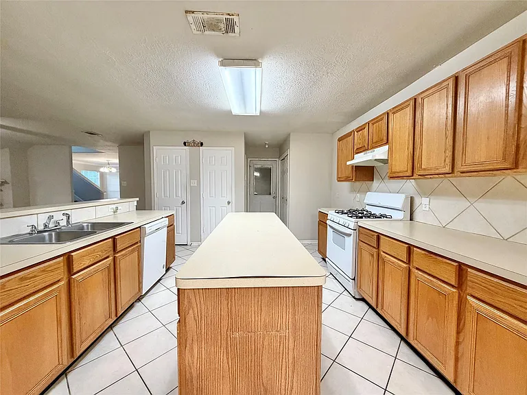 6827 Autumn Thistle Dr — Photo 8