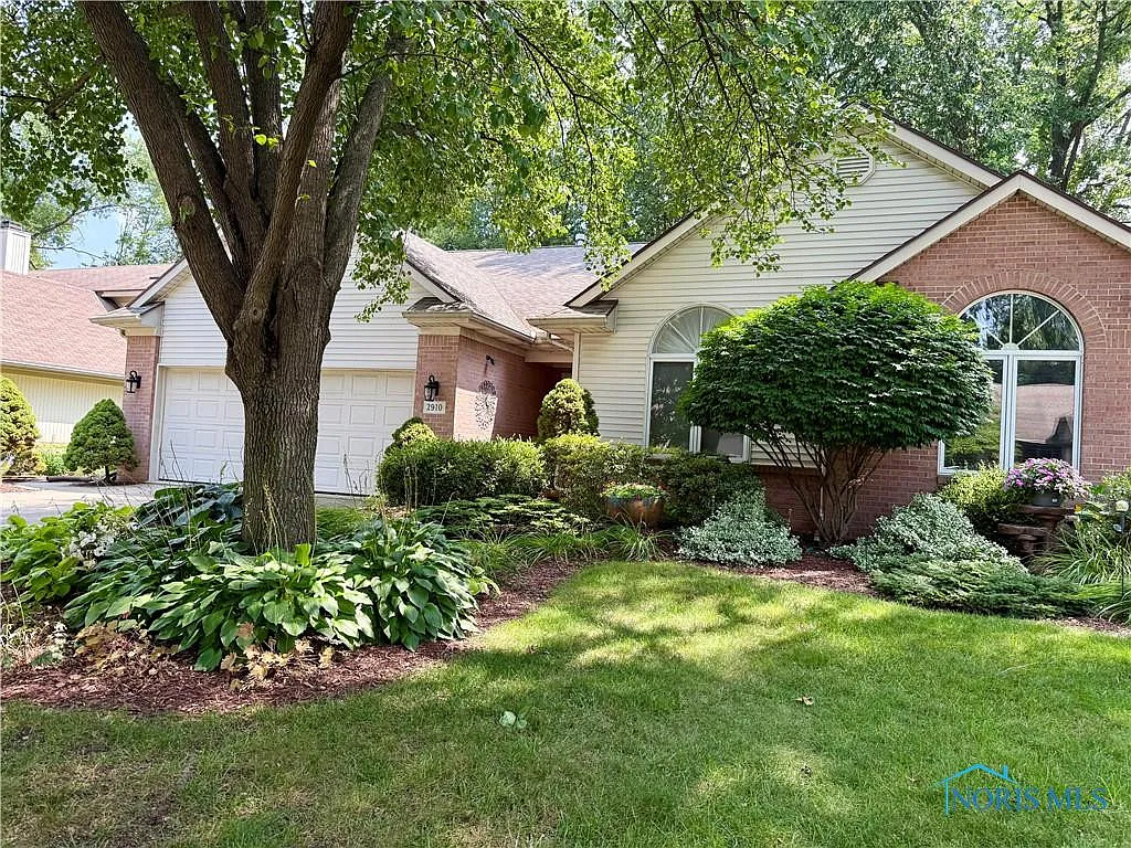 2910 Stoneleigh Dr #2910 photo 1