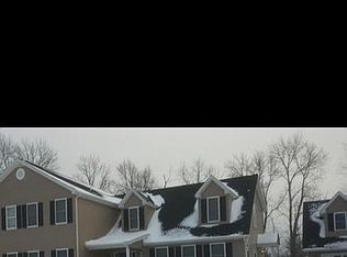 8 Carousel Ct, Kendall Park, NJ 08824