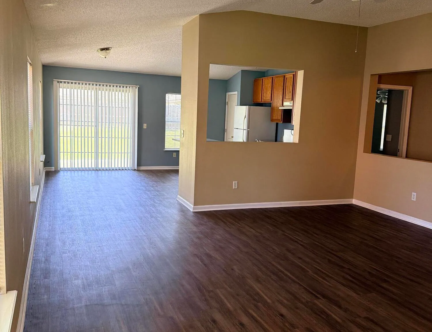 3 bed, 2.0 bath, 1611 sqft, $2,375 — Photo 3