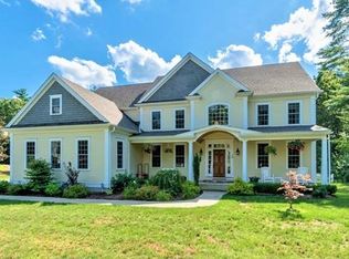 10 Robinson Rd, Medfield, MA 02052