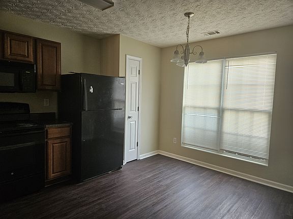 4th image of 3914 Waldrop Ln