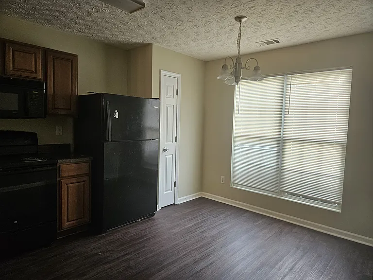 3914 Waldrop Ln — Photo 4