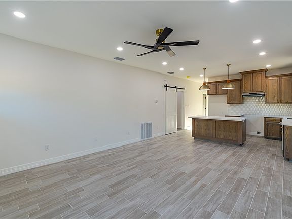 3rd image of 1049 N King St
