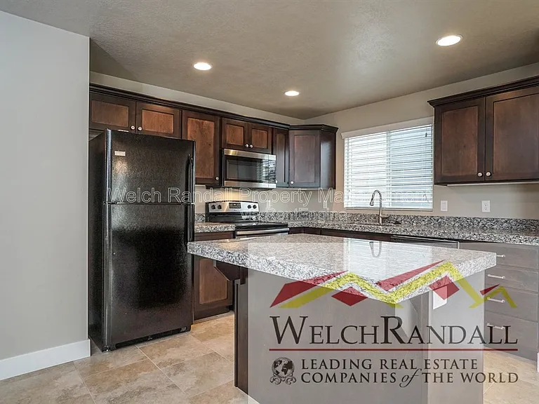 2542 S Andover St — Photo 6
